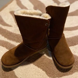 Warm, furry, and adorable winter boots! Size 6